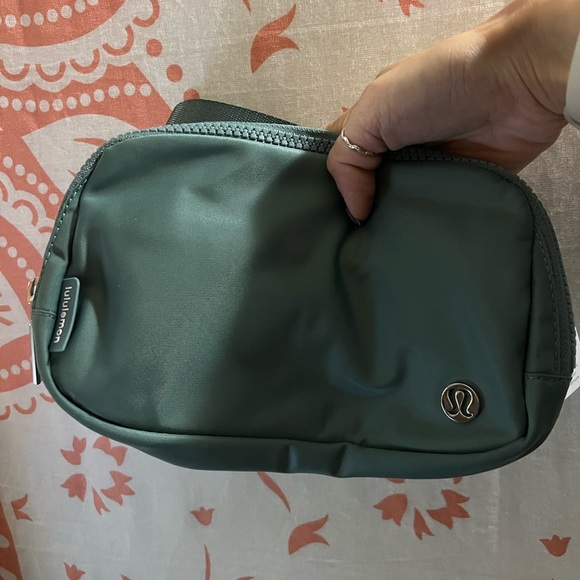 BRAND NEW WITH TAGS! LULULEMON ATHLETICA everywhere belt bag - tidewater teal - Picture 1 of 3